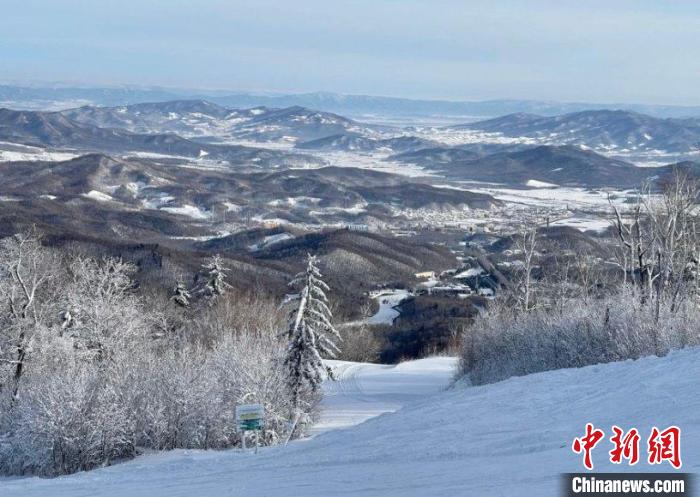 亚布力春雪季热度高涨 游客感受亚冬会运动激情