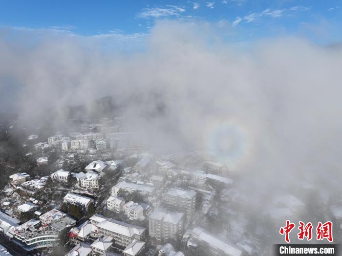 江西庐山雪霁初晴 牯岭山城现日晕与瀑布云气象景观