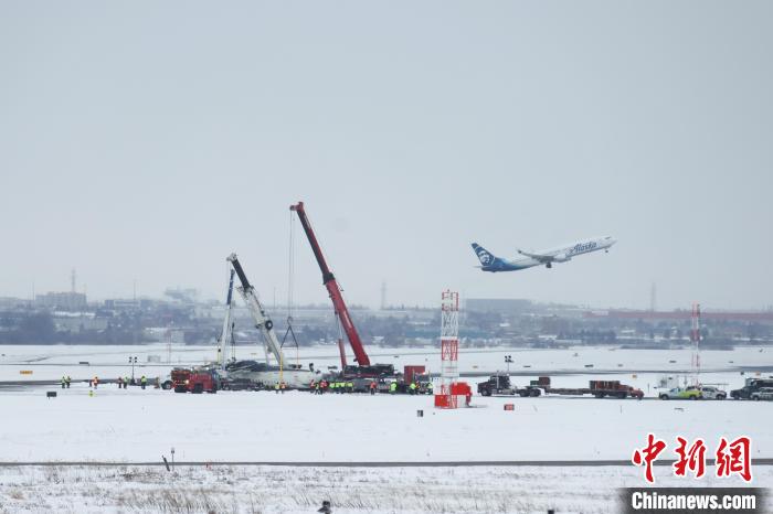 达美航空将向多伦多失事客机乘客提供赔偿 机场移除飞机残骸