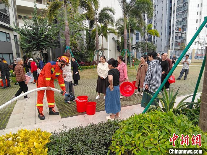 原水管道突发泄漏致海口部分区域用水紧张 消防紧急送水